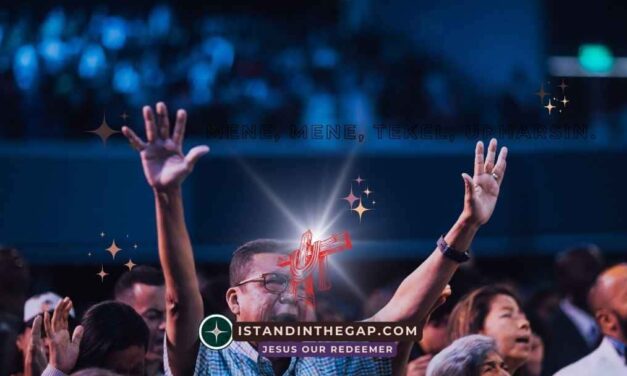 Deine Hand hoch erhoben: Eine t&auml;gliche Andacht (Micha 5:9)