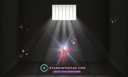 Light Pierces Darkness: A Daily Devotional (Psalm 112:4)